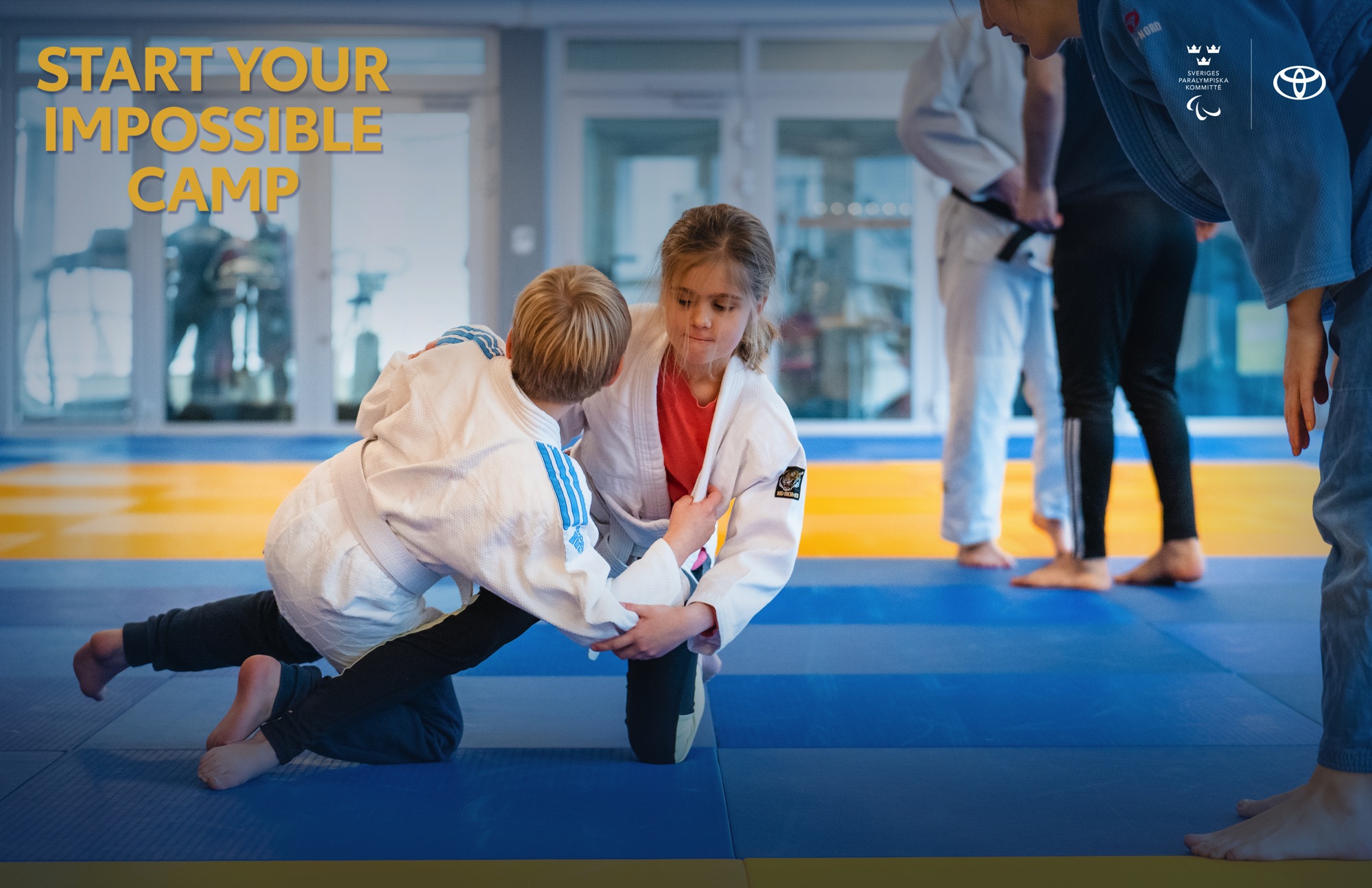 Inomhusmiljö, två barn utövar judo.